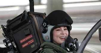 Khoảnh khắc Nhà vua Thái Lan dõi theo Hoàng hậu lái tiêm kích Gripen
