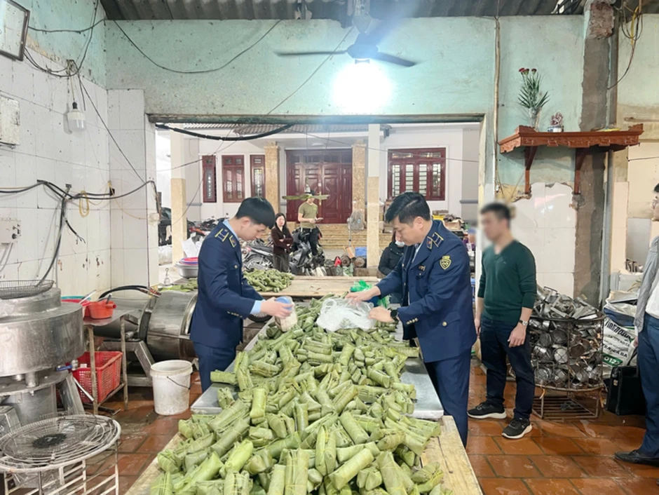 Khởi tố chủ cơ sở sản xuất giò chả sử dụng hàn the, thu giữ hơn 1,2 tấn thực phẩm vi phạm Khởi tố chủ cơ sở sản xuất giò chả sử dụng hàn the, thu giữ hơn 1,2 tấn thực phẩm vi phạm