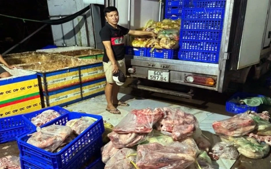 Khởi tố chủ cơ sở sản xuất giò chả sử dụng hàn the, thu giữ hơn 1,2 tấn thực phẩm vi phạm Khởi tố chủ cơ sở sản xuất giò chả sử dụng hàn the, thu giữ hơn 1,2 tấn thực phẩm vi phạm