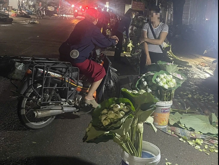 Khu chợ ‘chui’ sau nghĩa trang Hà Trì bị dẹp, tiểu thương tràn ra đường bán Khu chợ ‘chui’ sau nghĩa trang Hà Trì bị dẹp, tiểu thương tràn ra đường bán