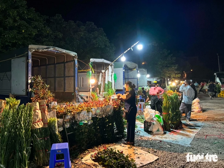 Khu chợ ‘chui’ sau nghĩa trang Hà Trì bị dẹp, tiểu thương tràn ra đường bán Khu chợ ‘chui’ sau nghĩa trang Hà Trì bị dẹp, tiểu thương tràn ra đường bán