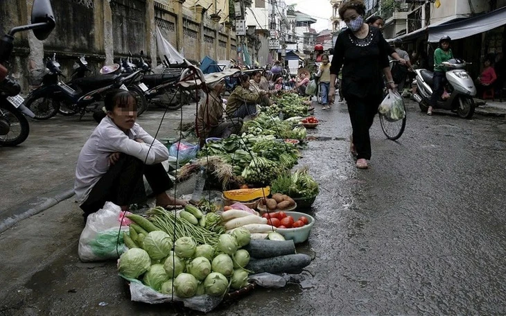 Khu chợ ‘chui’ sau nghĩa trang Hà Trì bị dẹp, tiểu thương tràn ra đường bán Khu chợ ‘chui’ sau nghĩa trang Hà Trì bị dẹp, tiểu thương tràn ra đường bán