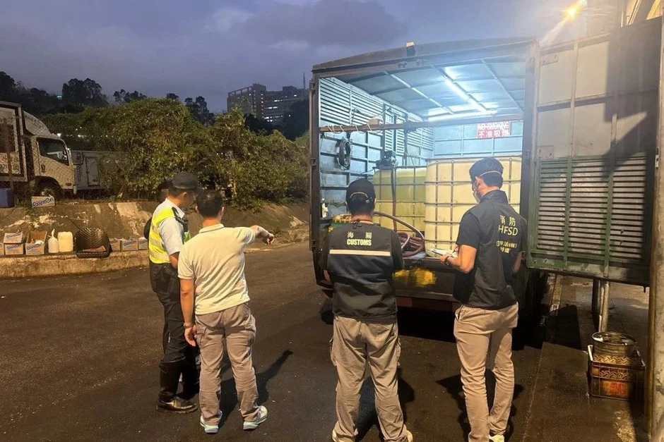 Kiểm tra bất ngờ, phát hiện xe tải chở 8.000 lít xăng dầu trái phép, công an lập tức vào cuộc Kiểm tra bất ngờ, phát hiện xe tải chở 8.000 lít xăng dầu trái phép, công an lập tức vào cuộc