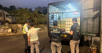 Kiểm tra bất ngờ, phát hiện xe tải chở 8.000 lít xăng dầu trái phép, công an lập tức vào cuộc