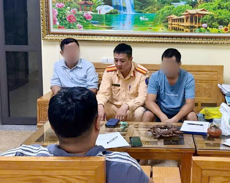 Kiểm tra xe taxi và phát hiện hành khách có biểu hiện bất thường, Công an ngay lập tức tiếp cận và thành công ngăn chặn một vụ lừa đảo Kiểm tra xe taxi và phát hiện hành khách có biểu hiện bất thường, Công an ngay lập tức tiếp cận và thành công ngăn chặn một vụ lừa đảo