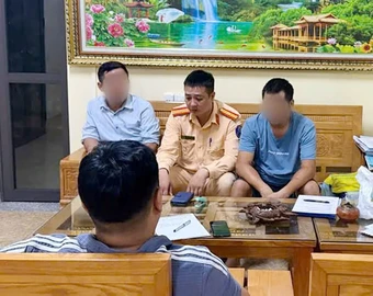 Kiểm tra xe taxi và phát hiện hành khách có biểu hiện bất thường, Công an ngay lập tức tiếp cận và thành công ngăn chặn một vụ lừa đảo