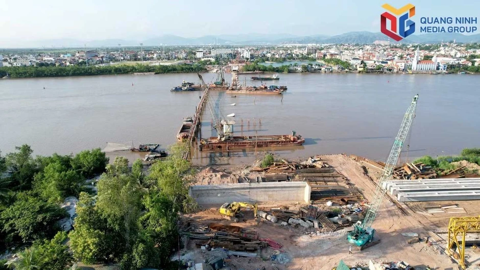 Lần đầu tiên trong lịch sử, Việt Nam phá dỡ một cây cầu đúc hẫng, thay thế bằng cầu dài 488m nối vùng đảo, quyết vượt tiến độ 1 tháng