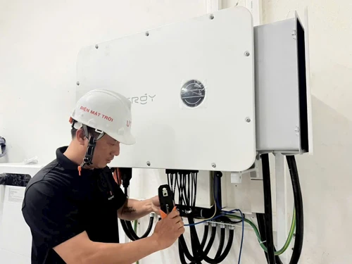 Lắp điện mặt trời kèm pin: Cần được hỗ trợ Lắp điện mặt trời kèm pin: Cần được hỗ trợ