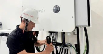 Lắp điện mặt trời kèm pin: Cần được hỗ trợ