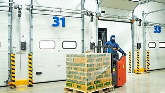 Lắp pin mặt trời, dùng xe điện để 'xanh hóa' nhà kho - Báo TinVina