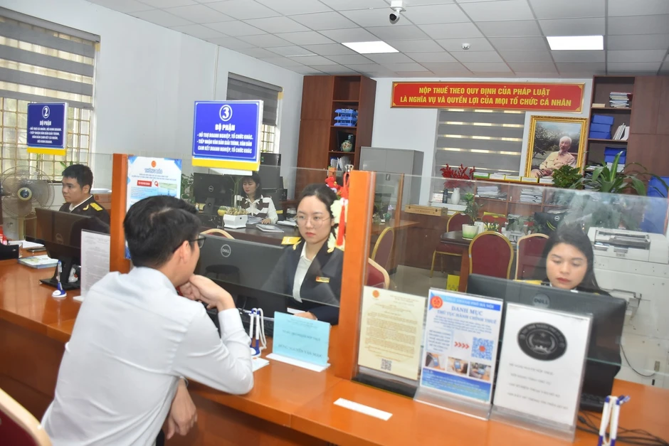 Lý do bắt buộc chuyển khoản lương, tiền công từ 5 triệu đồng Lý do bắt buộc chuyển khoản lương, tiền công từ 5 triệu đồng