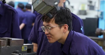 Lý do Việt Nam không chạy theo 'giấc mơ nhà máy chip tỷ USD'