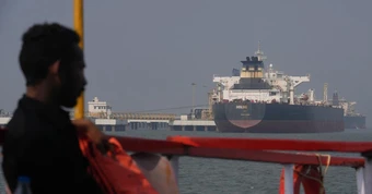Một hãng tàu trả Iran hơn 52 tỷ đồng để đi qua eo biển Hormuz an toàn: Giao dịch bằng cách nào?