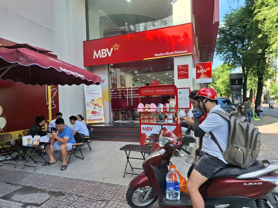 Một ngân hàng nổi tiếng đang bán thêm cà phê vỉa hè