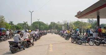 Một quốc gia Đông Nam Á đang vật lộn trong cơn 'khát' dầu: Nguồn dầu dự trữ chỉ đủ dùng trong 40 ngày, giá xăng dầu cao ngất ngưởng, tương đương 55 nghìn đồng/lít