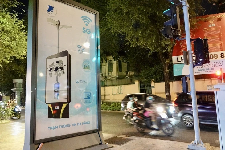 Một số doanh nghiệp gỡ vội bảng quảng cáo án ngữ vỉa hè