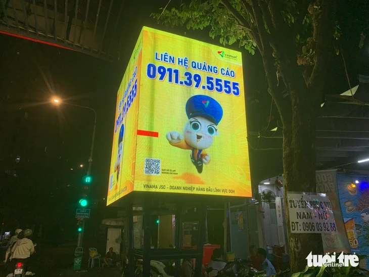 Một số doanh nghiệp gỡ vội bảng quảng cáo án ngữ vỉa hè