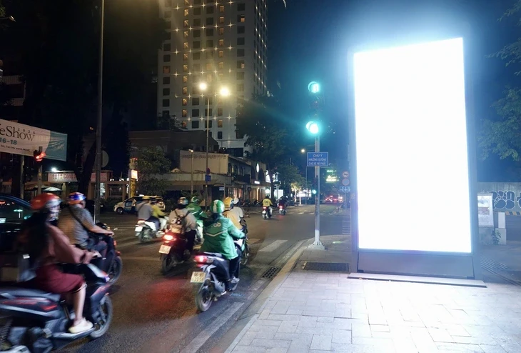Một số doanh nghiệp gỡ vội bảng quảng cáo án ngữ vỉa hè