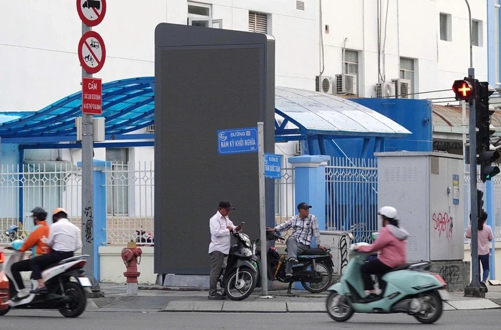 Một số doanh nghiệp gỡ vội bảng quảng cáo án ngữ vỉa hè