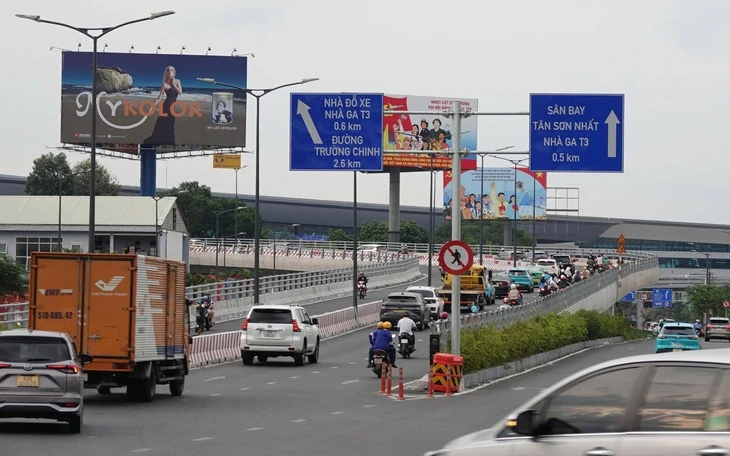 Một số doanh nghiệp gỡ vội bảng quảng cáo án ngữ vỉa hè