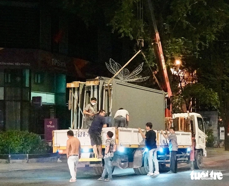 Một số doanh nghiệp gỡ vội bảng quảng cáo án ngữ vỉa hè