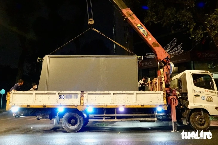 Một số doanh nghiệp gỡ vội bảng quảng cáo án ngữ vỉa hè