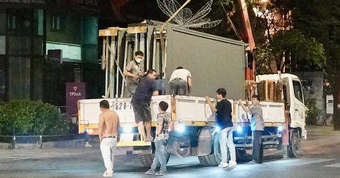 Một số doanh nghiệp gỡ vội bảng quảng cáo án ngữ vỉa hè