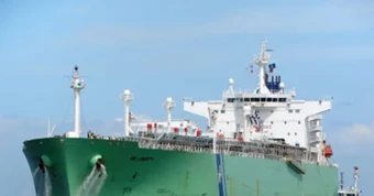 Một tàu treo cờ Việt Nam vượt eo biển Hormuz