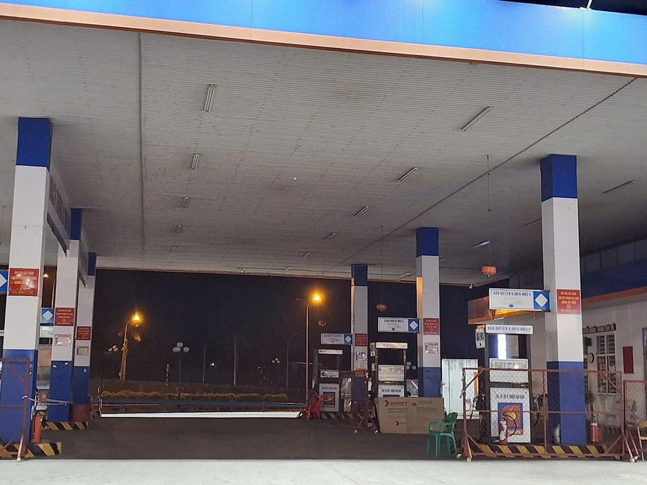 Mua xăng giá 'cắt cổ' 45.000 đồng/lít trên cao tốc, ngay cạnh một cây xăng đang bỏ không Mua xăng giá 'cắt cổ' 45.000 đồng/lít trên cao tốc, ngay cạnh một cây xăng đang bỏ không