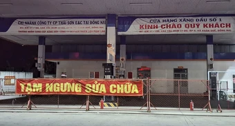 Mua xăng giá 'cắt cổ' 45.000 đồng/lít trên cao tốc, ngay cạnh một cây xăng đang bỏ không