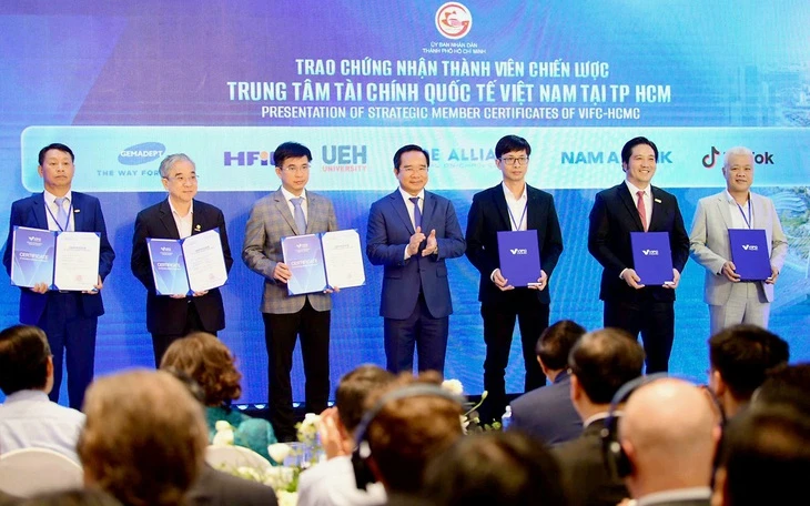 Ngân hàng, công ty chứng khoán tính chuyện 'đặt chỗ' tại Trung tâm tài chính Ngân hàng, công ty chứng khoán tính chuyện 'đặt chỗ' tại Trung tâm tài chính
