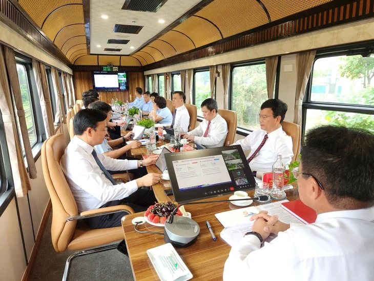 Ngành đường sắt ra mắt đoàn tàu chuyên xa có toa xe chỉ huy