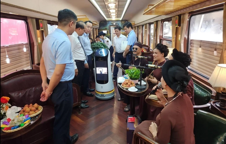 Ngành đường sắt ra mắt đoàn tàu chuyên xa có toa xe chỉ huy