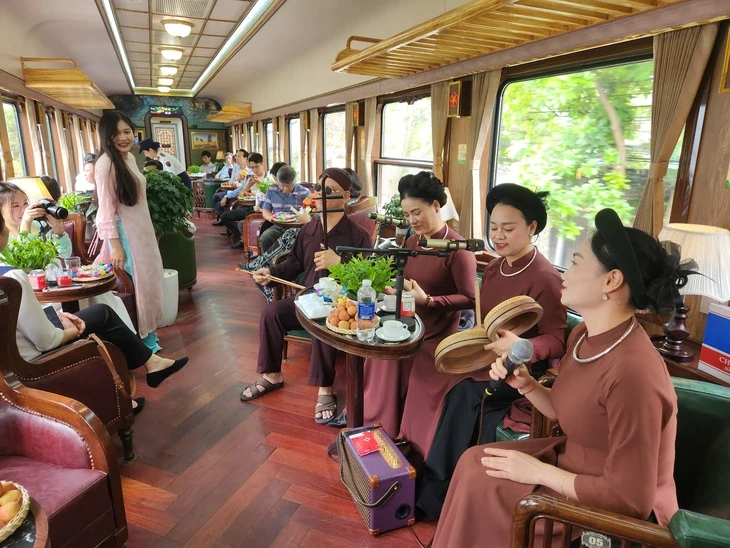 Ngành đường sắt ra mắt đoàn tàu chuyên xa có toa xe chỉ huy