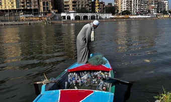 Ngư dân sông Nile đổi sang 'săn' rác nhựa bởi quá ít cá - Báo TinVina