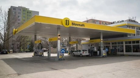 Người nước ngoài đổ xô đến mua nhiên liệu giá rẻ khiến trạm xăng 'gần như cạn kiệt', một quốc gia EU lập tức hành động Người nước ngoài đổ xô đến mua nhiên liệu giá rẻ khiến trạm xăng 'gần như cạn kiệt', một quốc gia EU lập tức hành động