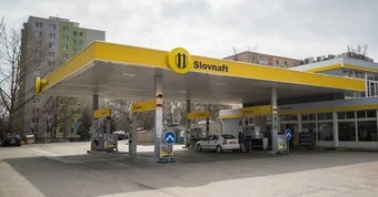 Người nước ngoài đổ xô đến mua nhiên liệu giá rẻ khiến trạm xăng 'gần như cạn kiệt', một quốc gia EU lập tức hành động