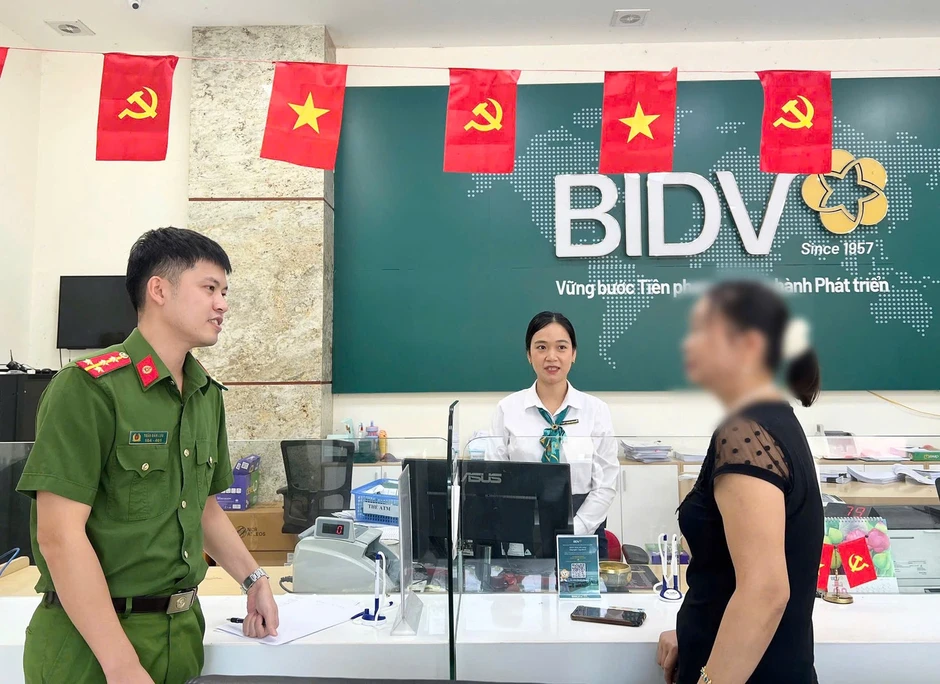 Người phụ nữ đến ngân hàng để chuyển khoản 25 triệu: Nhân viên BIDV không lập tức thực hiện yêu cầu mà báo ngay cho công an