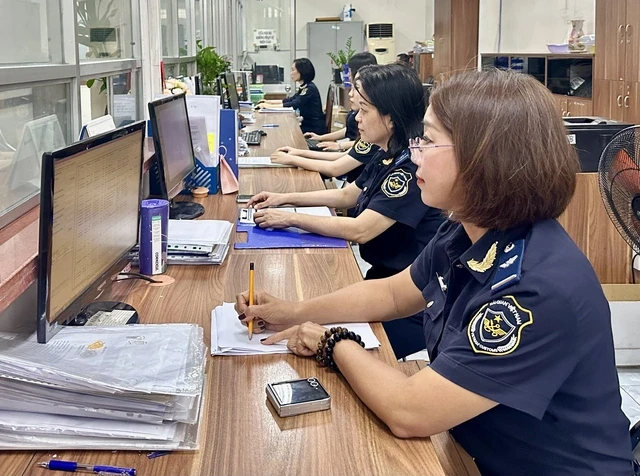Nhập khẩu đá quý, kim loại quý qua các cảng ở TPHCM tăng đột biến Nhập khẩu đá quý, kim loại quý qua các cảng ở TPHCM tăng đột biến
