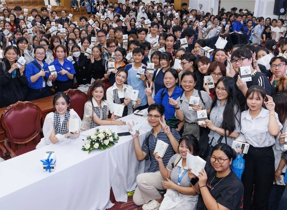 Nhật ký Hành trình từ trái tim: Học và đọc: Căn cốt để người trẻ vươn xa Nhật ký Hành trình từ trái tim: Học và đọc: Căn cốt để người trẻ vươn xa