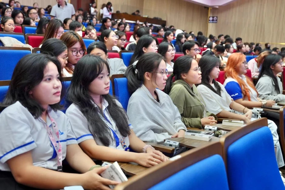 Nhật ký Hành trình từ trái tim: Học và đọc: Căn cốt để người trẻ vươn xa Nhật ký Hành trình từ trái tim: Học và đọc: Căn cốt để người trẻ vươn xa