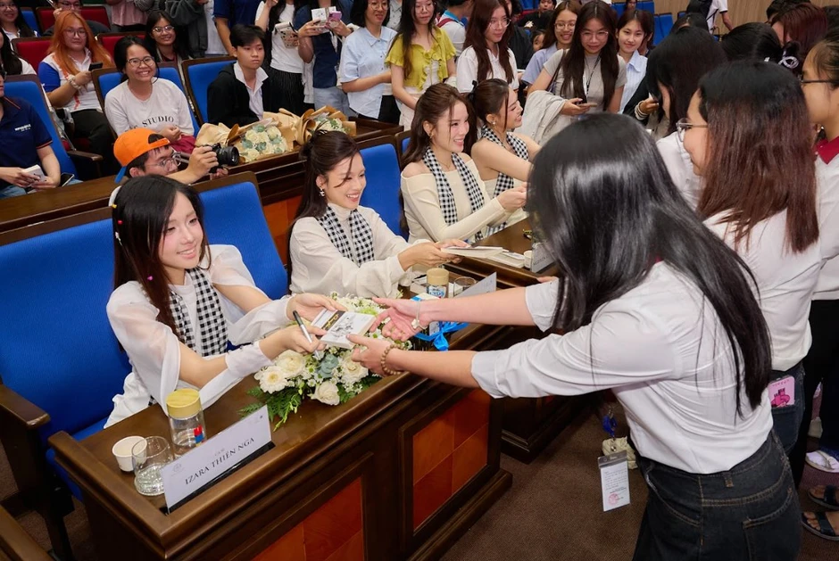 Nhật ký Hành trình từ trái tim: Học và đọc: Căn cốt để người trẻ vươn xa Nhật ký Hành trình từ trái tim: Học và đọc: Căn cốt để người trẻ vươn xa