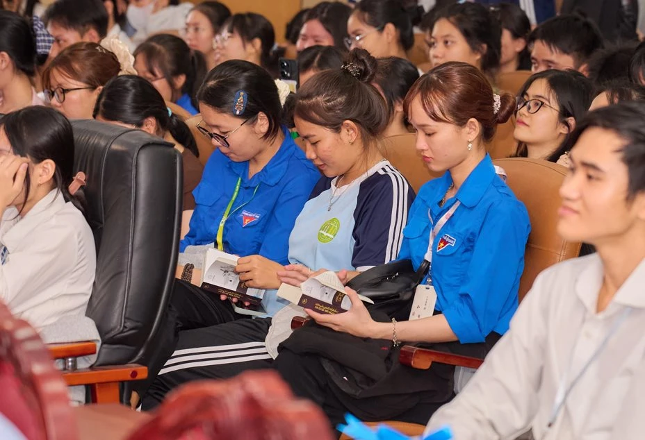 Nhật ký Hành trình từ trái tim: Học và đọc: Căn cốt để người trẻ vươn xa Nhật ký Hành trình từ trái tim: Học và đọc: Căn cốt để người trẻ vươn xa