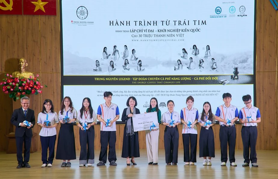Nhật ký Hành trình từ trái tim: Học và đọc: Căn cốt để người trẻ vươn xa Nhật ký Hành trình từ trái tim: Học và đọc: Căn cốt để người trẻ vươn xa