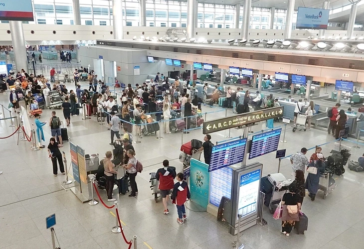 Nhiều khách Việt thấp thỏm chờ bay Nhiều khách Việt thấp thỏm chờ bay