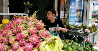 Nhiều loại trái cây 'rẻ như cho', nhà vườn lại 'khóc ròng'