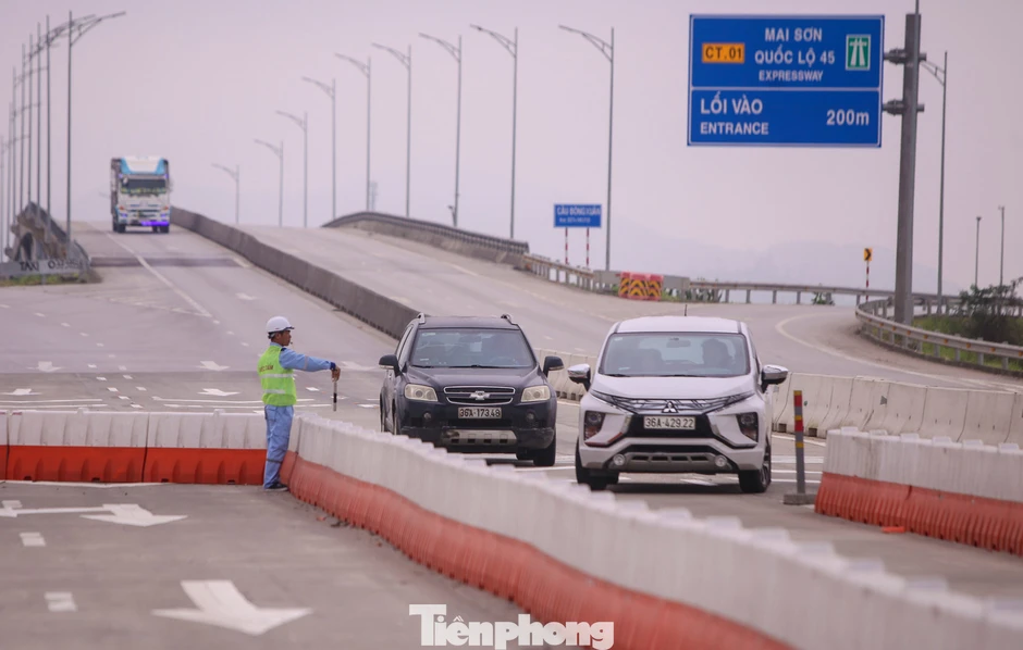 Nhiều ô tô qua trạm thu phí tự động bất thành trên cao tốc Mai Sơn - Quốc lộ 45