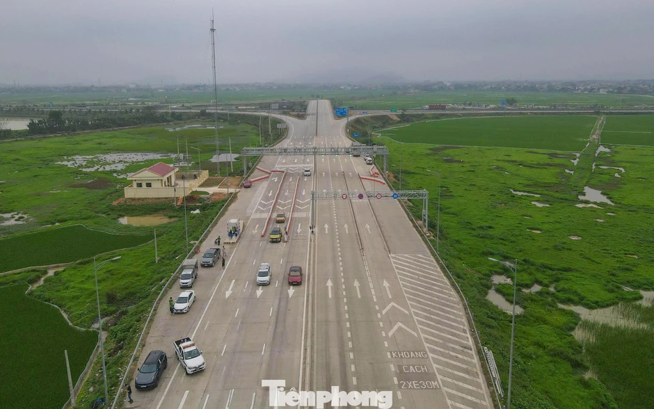 Nhiều ô tô qua trạm thu phí tự động bất thành trên cao tốc Mai Sơn - Quốc lộ 45