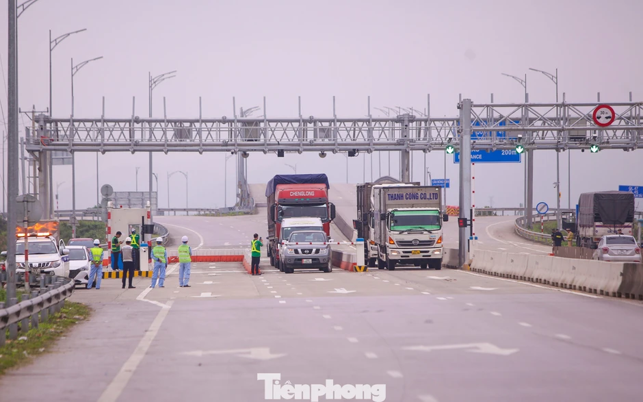 Nhiều ô tô qua trạm thu phí tự động bất thành trên cao tốc Mai Sơn - Quốc lộ 45