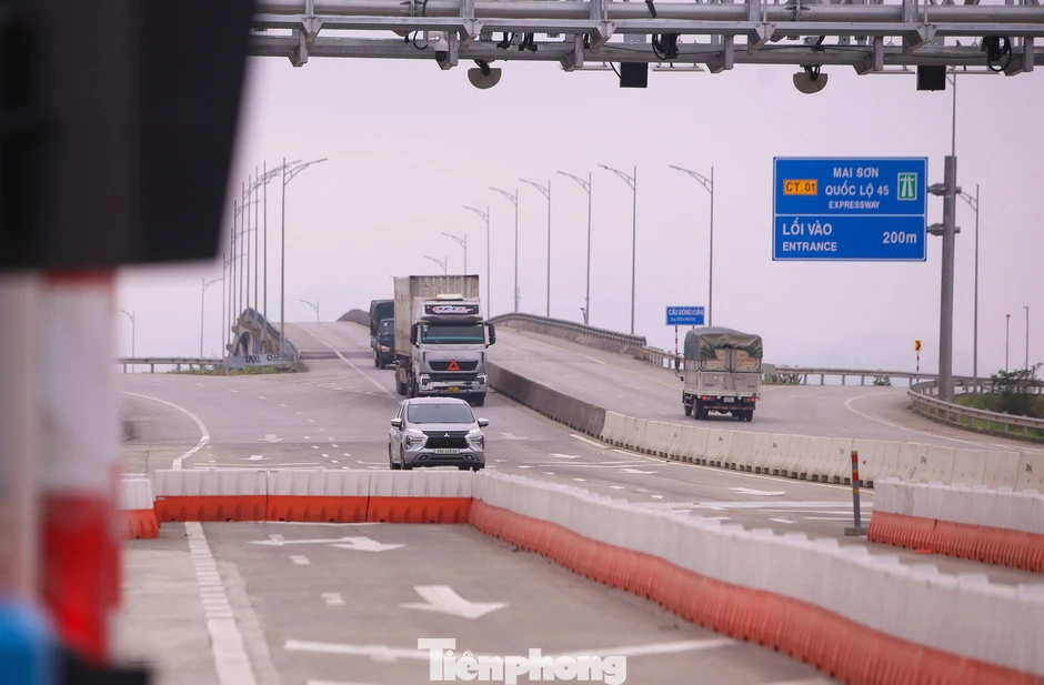Nhiều ô tô qua trạm thu phí tự động bất thành trên cao tốc Mai Sơn - Quốc lộ 45